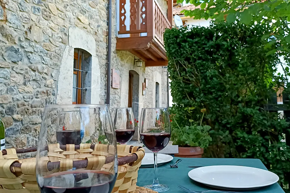 La Morada de Vadinia en Picos de Europa mesa con vino