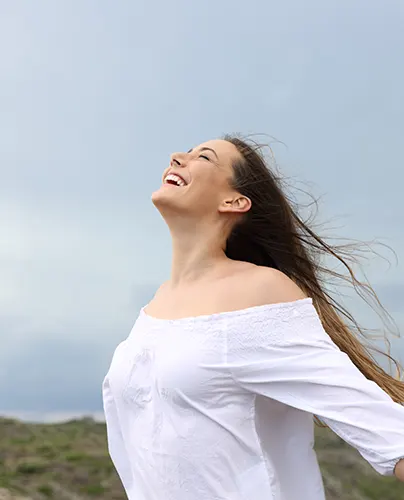 Chica disfrutando de la naturaleza en la Montaña de Riaño en León