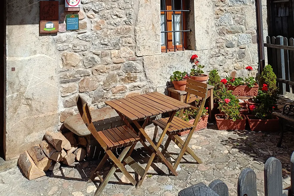 La Morada de Vadinia en Picos de Europa mesa de jardín