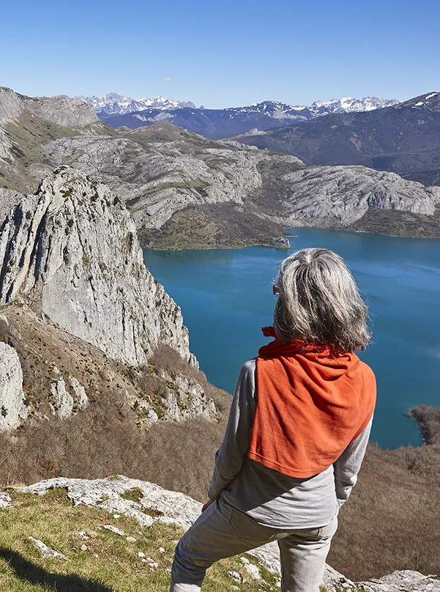 Mujer contemplando el embalse Riaño